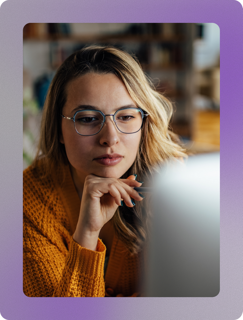 woman looking to the screen of the laptop