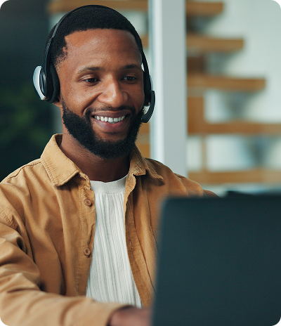 support man on laptop